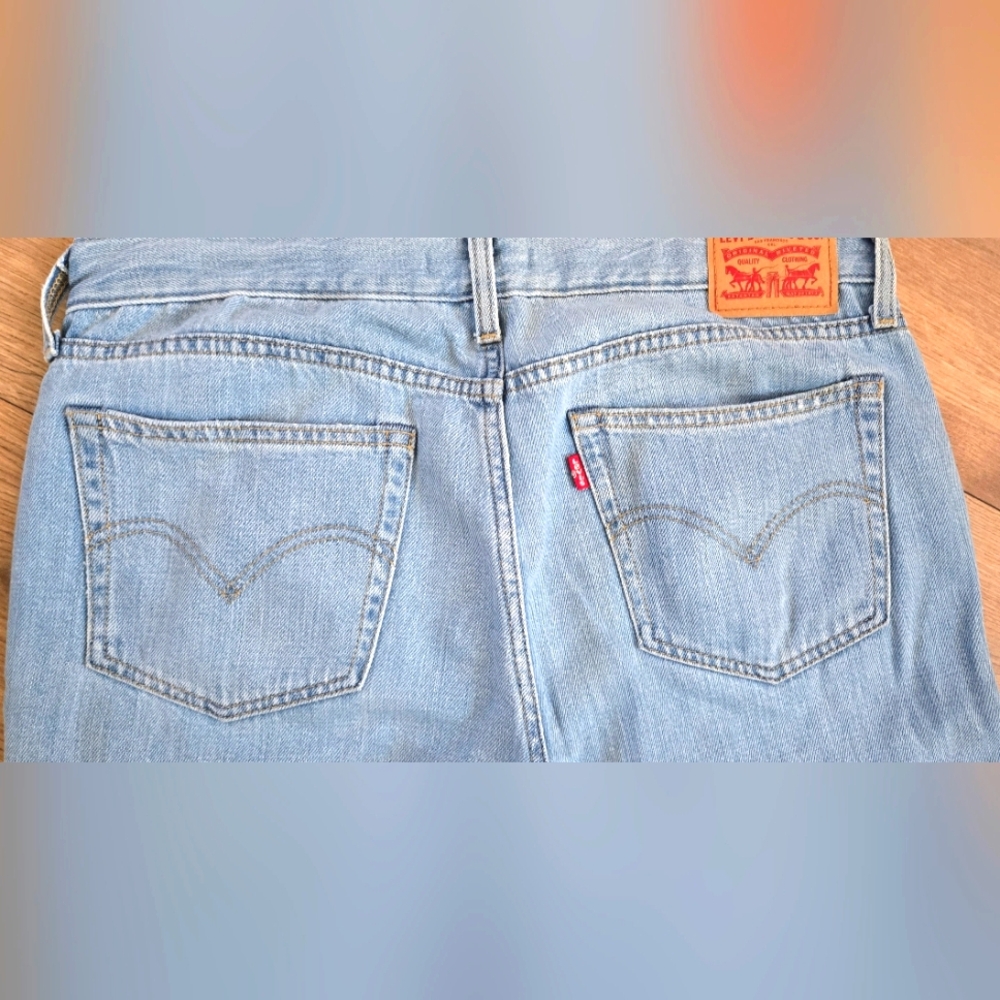 Levi's Light Blue Boyfriend Jeans Size 29 In EUC - Picture 3 of 5